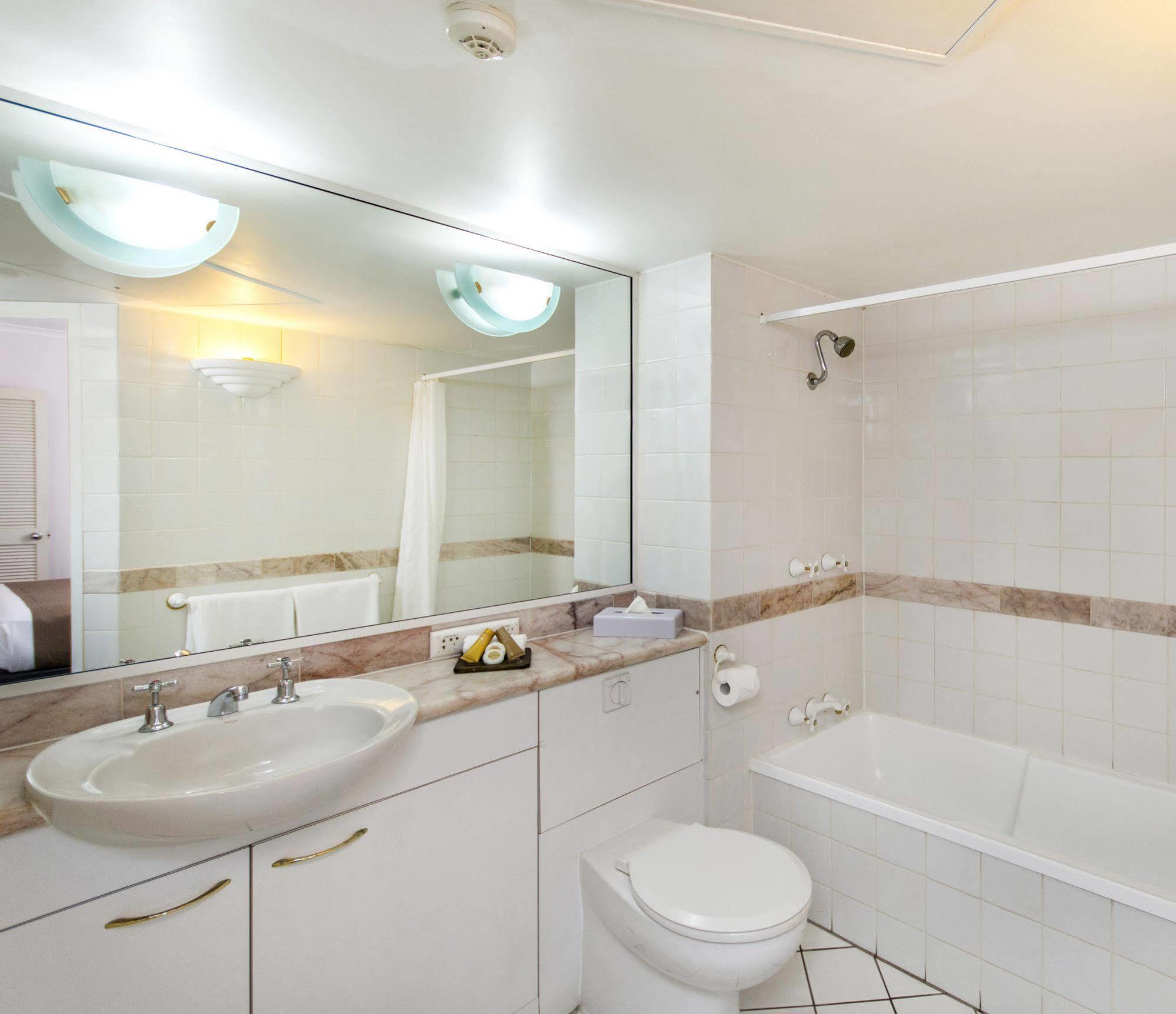 Il Centro Apartment Hotel Кернс Екстериор снимка